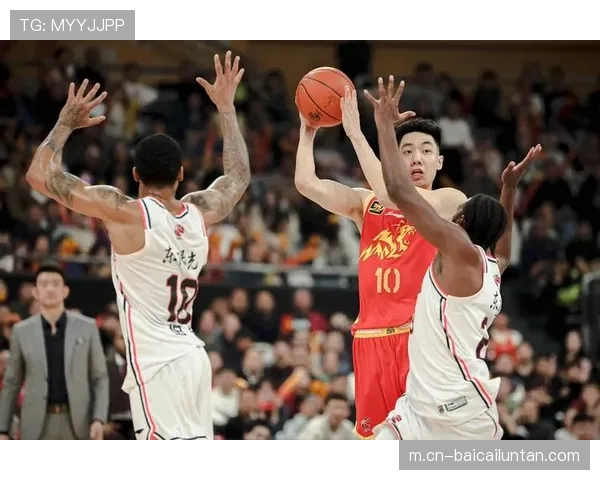 青岛队年轻本土球员担纲 快速转换战术成效显著 青岛队年轻本土球员担纲 快速转换战术成效显著